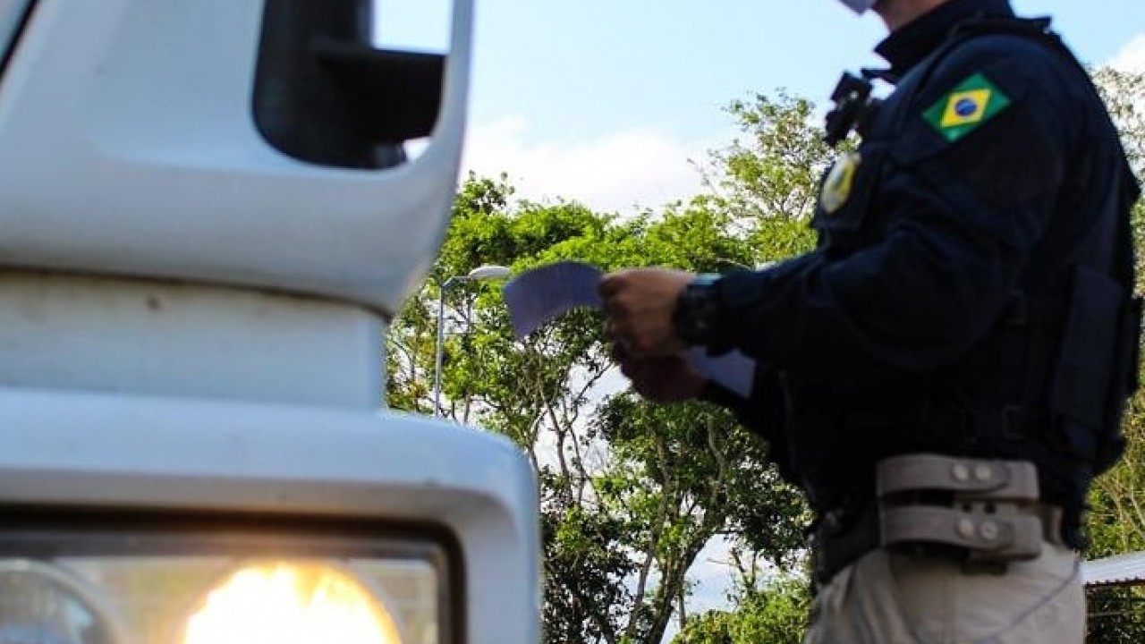 PRF na Bahia intensifica fiscalização a veículos de carga com foco na segurança viária